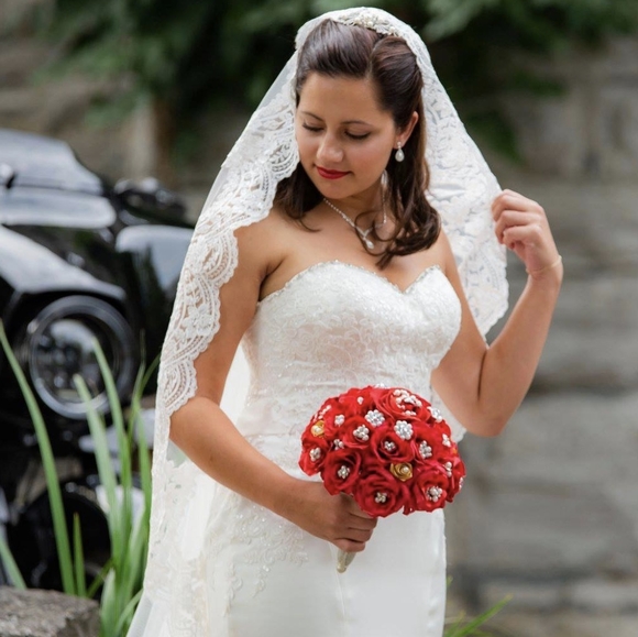 One of a kind wedding dress! Preserved! - Picture 6 of 6